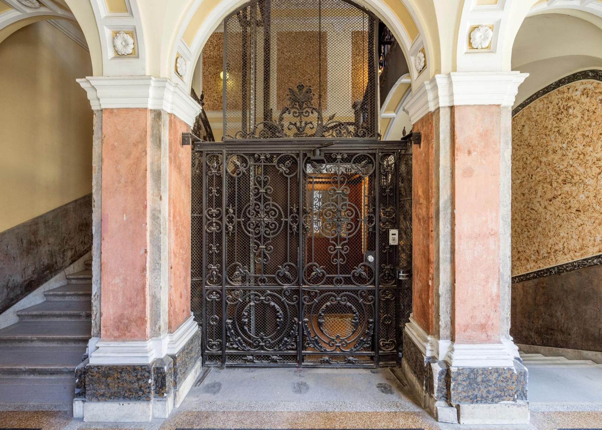 Discover Your Budapest Retreat-Walk To Parliament Esterno foto