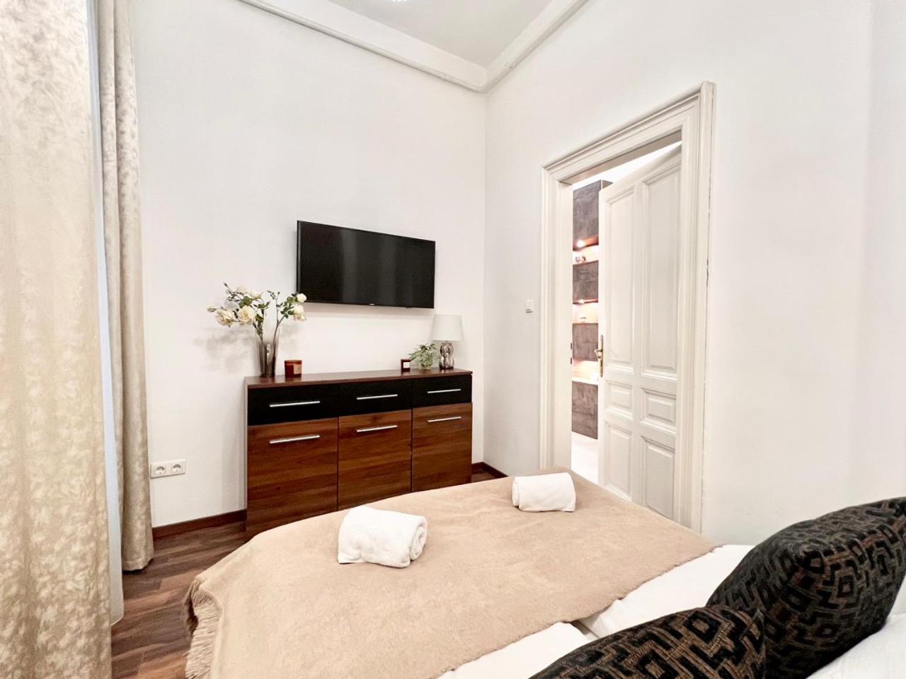 Discover Your Budapest Retreat-Walk To Parliament Esterno foto